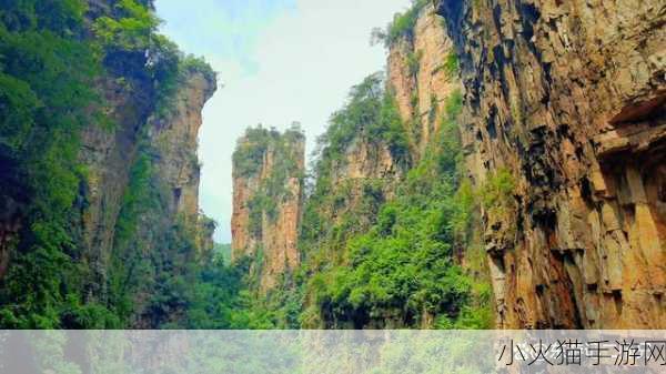 手握两座高耸的山 1.双峰相拥：高山之巅的心灵启迪