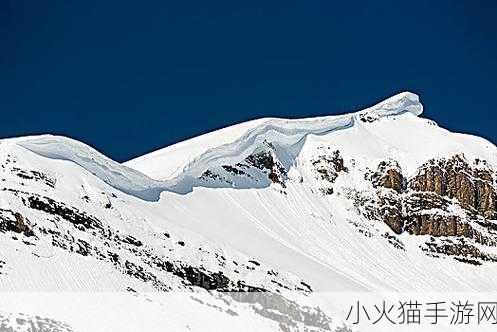 高耸的雪峰衬着巨大的蓝天对吗 1. 雪峰之巅：在蓝天下的壮丽风景